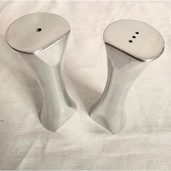 Karim Rashid 1995 Nambe Metal Kissing Salt & Pepper Shaker Set 5" Tall - Picture 3 of 5